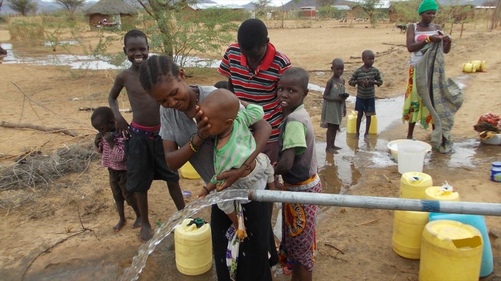 Bambini ricevono acqua pulita in una missione africana